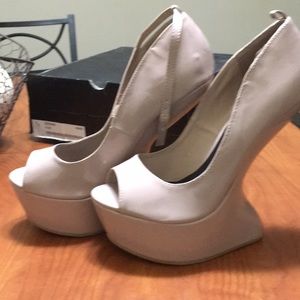 Nude heel-less shoes